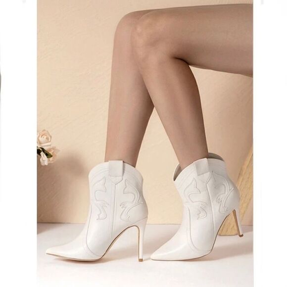 NWT BCBGENERATION 9 White Off Sara Western Heeled Cowgirl Cowboy Ankle Booties - Picture 1 of 12